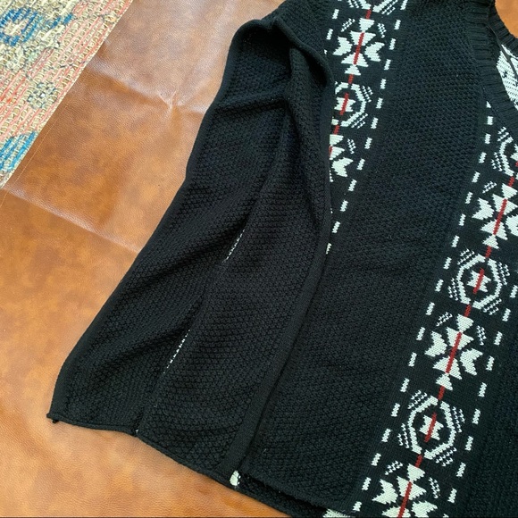 Wet Seal | Sweater Poncho | V-Neck | Button Detail | One Size - Picture 5 of 7